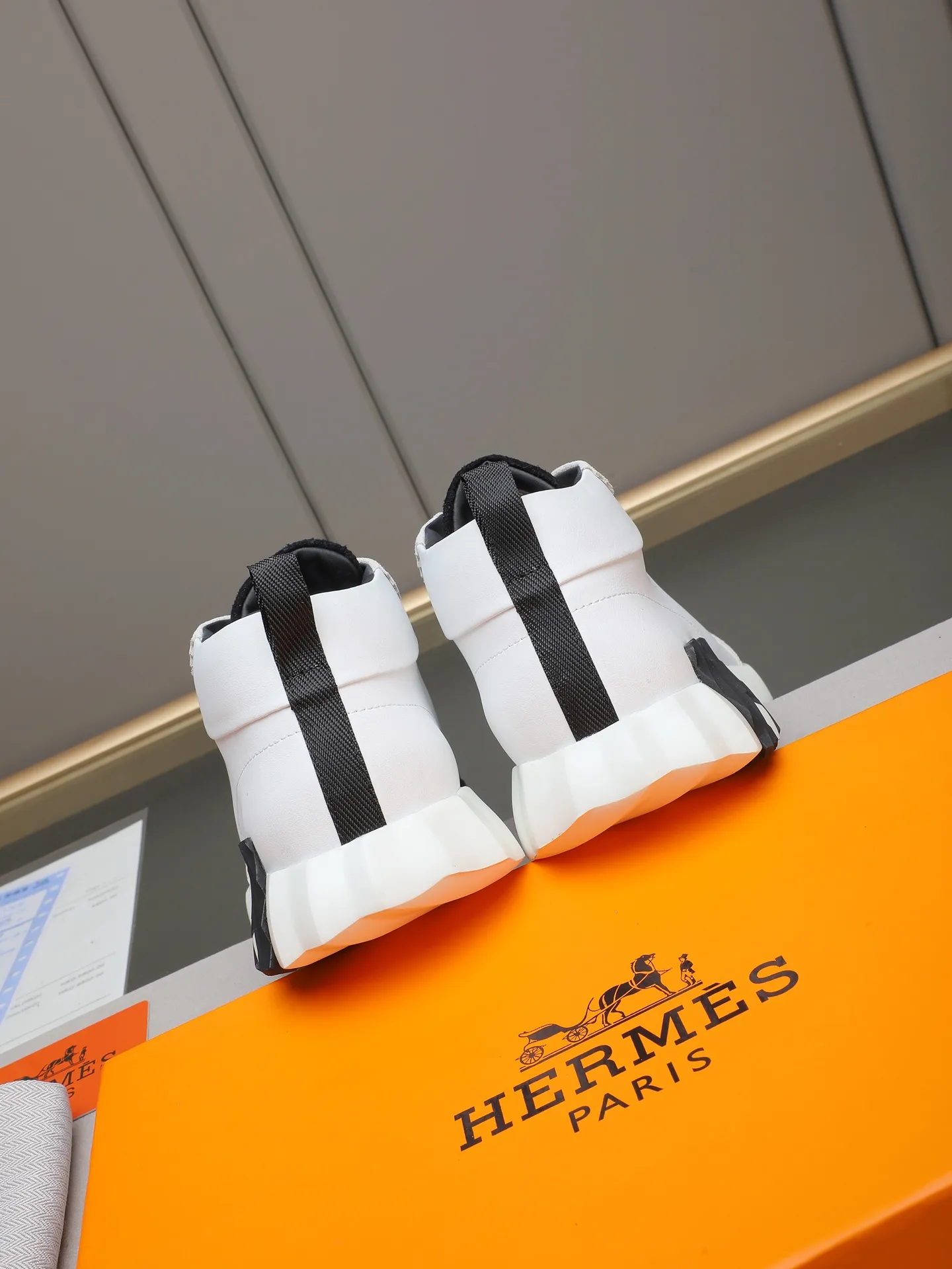 PPP460 (Hermes high-top men's shoes)🆕Men's sports shoes, decorated with textured calfskin details. Spliced ​​with original cowhide, this shoe draws inspiration from the equestrian world, integrating technical details and practical functions. Breathable sheep lining, original combination outsole, high-end quality, and every detail is perfectly combined! Size: 38-44 (45 can be customized)